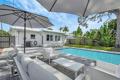 Image de Heated pool, 2 miles from Beach! Updated home: Bbq, large backyard, comfy beds