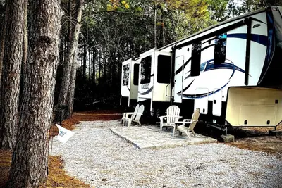 Image de Luzury 5th Wheel on the Ms Gulf Coast with access to all Campground amenities.