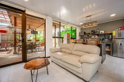Image de Charming family-friendly home with outdoor pool, patio grill & fast Wi-Fi