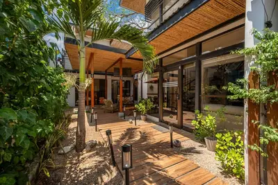 Stylish jungle loft with private patio, shared pool, Bbq area & fast Wi-Fi