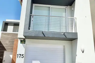 Image de 3-bedroom townhouse in tranquil Walvis Bay with, WiFi and modern finishes.