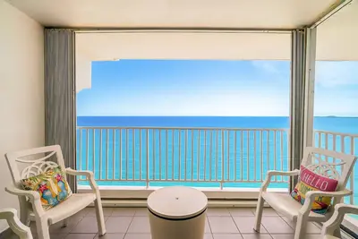 Image de Captain’s Beachfront Pool and Parking