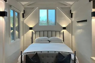 Image de Tiny House in Malibu Mountains Vineyard area. \n2 minutes from Calimigos Ranch