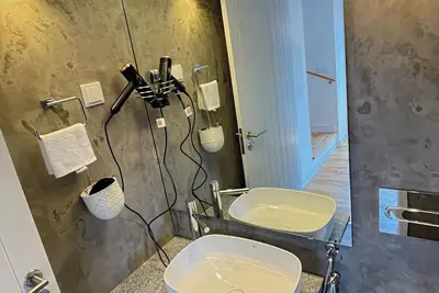 Image de A  retreat bathed in golden sunlight and framed by breathtaking ocean vistas.