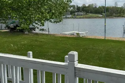 Image de AllSports lakefront cottage. 3 bedrooms, 2 baths, private beach, yard and deck