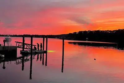 Image de Spacious 6-bedroom Villa  41° N Waterfront Deep Water Dock access Li Sound