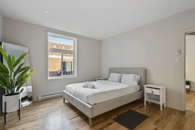 Image de 2br Escape | Sleek Stay in Ndg Mtl
