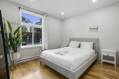 Image de Mtl Retreat | Stylish 2b1b in Ndg