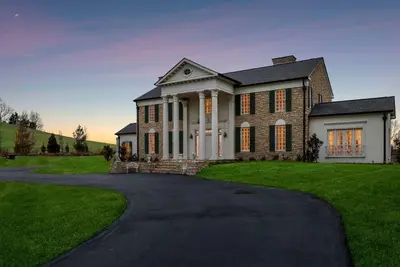 Image de Just Pretend Mansion is a modern recreation of Elvis Presley’s Graceland mansion
