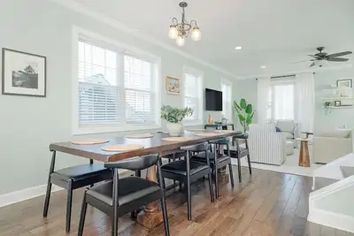 Image de Riverside Retreat ~ Near Annapolis & Usna ~ Home Theatre, Bar & Beach Access