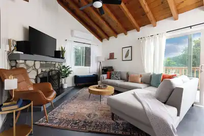 Image de Serene 2 Bed 2 Bath Cabin with Hot Tub Nestled in San Bernardino Mountains