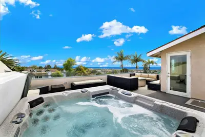 Image de Oceanview Oasis: Roofdeck Hot Tub, Big Yard & Views from Nearly Every Room