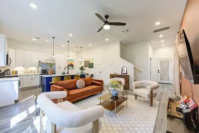 Image de 3 Bed, 2. 5 Bath, 15 Minutes from Downtown, 2-Car Garage, and Gated Community