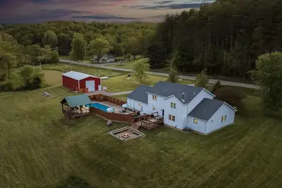 Image de Basketball-GameBarn-SunkenFirepit-Karaoke-HeatedPool-Sauna-Pickleball