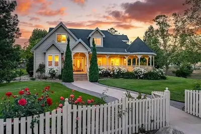 Image de 5br Estate with Barn and Epic Yard