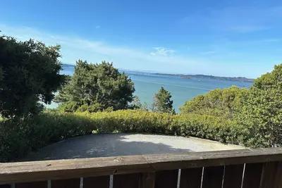 Image de Charming studio with views of Bay in Tiburon, Ca. Private entrance.