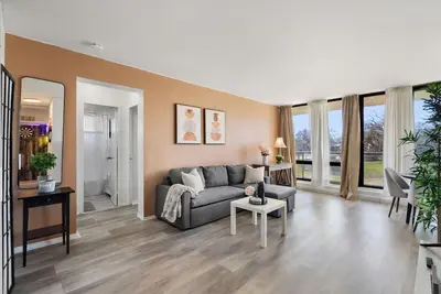 Image de Stylish 1br with King Bed, Patio, Dart Room, and Free Parking – 10 min to Sq1