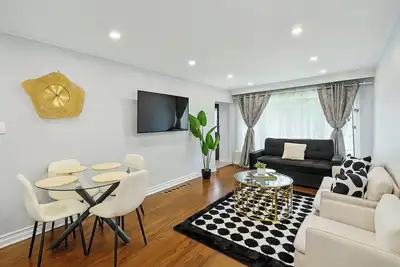 Image de Newly Reno’d 3br Bungalow w/ Backyard Volleyball Set—Near Ttc & Rogers Stadium!