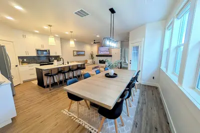 Image de 3-bedroom condo in charming Cascade with Hot Tub & Stunning River Views