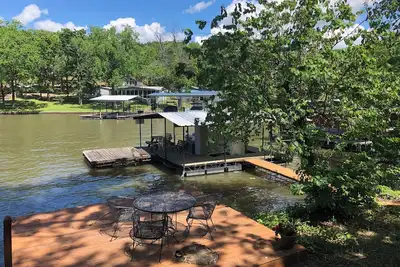 Image de Cozy rustic lakefront cabin with Ac and WiFi in charming Camdenton