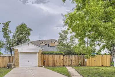 Image de Cozy home with huge backyard and Jacuzzi near Children's/Anschutz and Dia/Denver