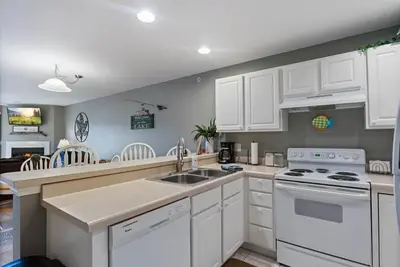 Image de Relaxing Lakefront Condo w/ 2 Heated Pools, Boat Ramp & Slip, Near Golf & Parks