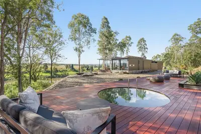 Image de Eco-Friendly Luxury Riverside Escape with Panoramic Views