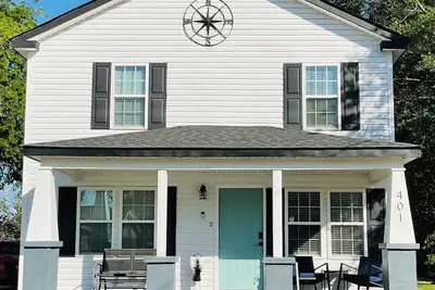 Image de 3-bedroom 3 bathroom house with full kitchen in charming Pembroke with Ac, WiFi.