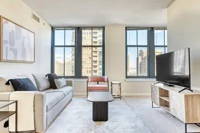 Image de Blueground | Pentagon City, pool, nr Arlington Cemetery