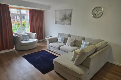 Image de Luxurious 4-Bedroom Retreat in Staines with Private Garden & Easy Parking