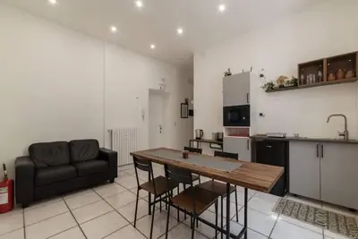 Image de Bright 80 sqm apartment, perfect for six people, located on the first floor of a building with a lift (a few steps to access it). The property is located in a residential area but well connected to the centre of Rome thanks to the proximity of the Cipro a