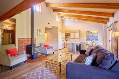 Image de Watch the Village Come Alive from Your Balcony on Front Street