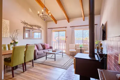 Image de Cozy Alpine Loft • Steps from Village Eats, Shops & Entertainment