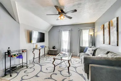 Image de < 2 Mi to Hospitals & University: South Wedge Apt!