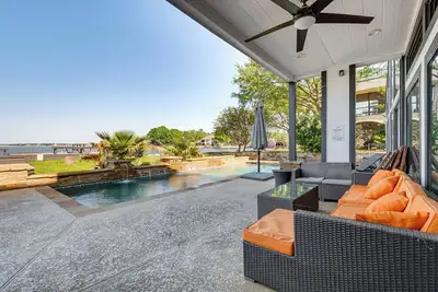 Image de Luxe Family Gem in Montgomery: 'The Lake House! '
