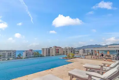 Image de 2br w Rooftop Pool, Stunning Views & Parking: Vista 101