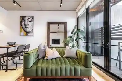 Image de Industrial-Style Pad in Cool Grungy Neighborhood