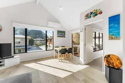 Image de Town and Surf Retreat - Mount Maunganui Coastal Townhouse – 2 Bedrooms with Mauao Views, Steps to Beach, Café & Garage with CHAdeMO Charger