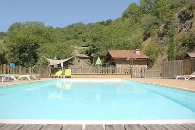 Image de 5 chalets avec piscine en bord de rivière