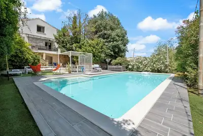 Image de Grande villa familiale avec terrasses ombragées, jardin et piscine