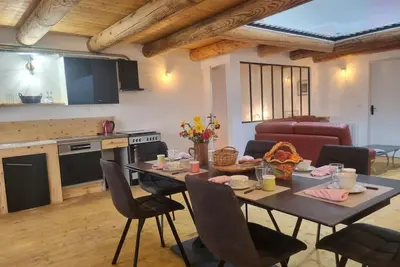 Image de Gîte spacieux à Sauvain avec garage et vues historiques