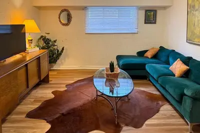 Image de City Vibes + Nature Trails! Relax in our comfy 2br—perfect base for exploring Johnson City & beyond.