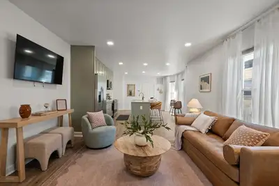 Image de Step into The Rose, this idyllic Clintonville remodel. Top Neighborhood of 2023.