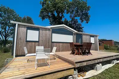 Image de Mobil Home 'Mobil Home 4 Saisons Saint-Jacques' avec terrasse privée, jardin privé et Wi-Fi