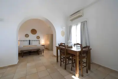 Image de Maison de vacances 'Kythiris Studios - Bungalow 2' avec vue sur la mer, Wi-Fi et climatisation
