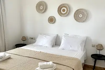 Image de Maison de vacances 'Kythiris Studios - Bungalow 3' avec vue sur la mer, Wi-Fi et climatisation