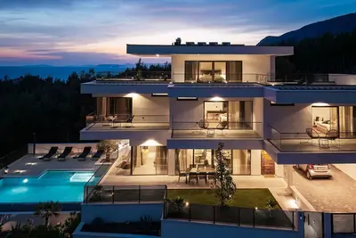 Image de 4 en-suite bedrooms, gym, fun-zone, private heated 42sqm pool,