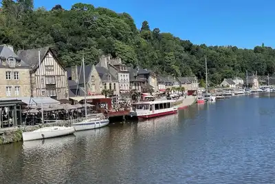 Image de Bord de Rance, Vue Ă Couper le Souffle sur le Port Historique de Dinan, Parking
