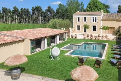 Image de Le Champ des Cigales: Magnifique maison de vacances avec piscine privée à Noves en Provence. Jusqu'à 12 personnes possible!
