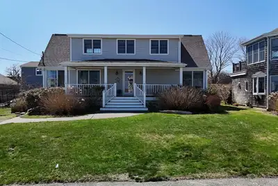 Image de This house is a 3 bedroom(s), 2 bathrooms, located in Narragansett, Ri.